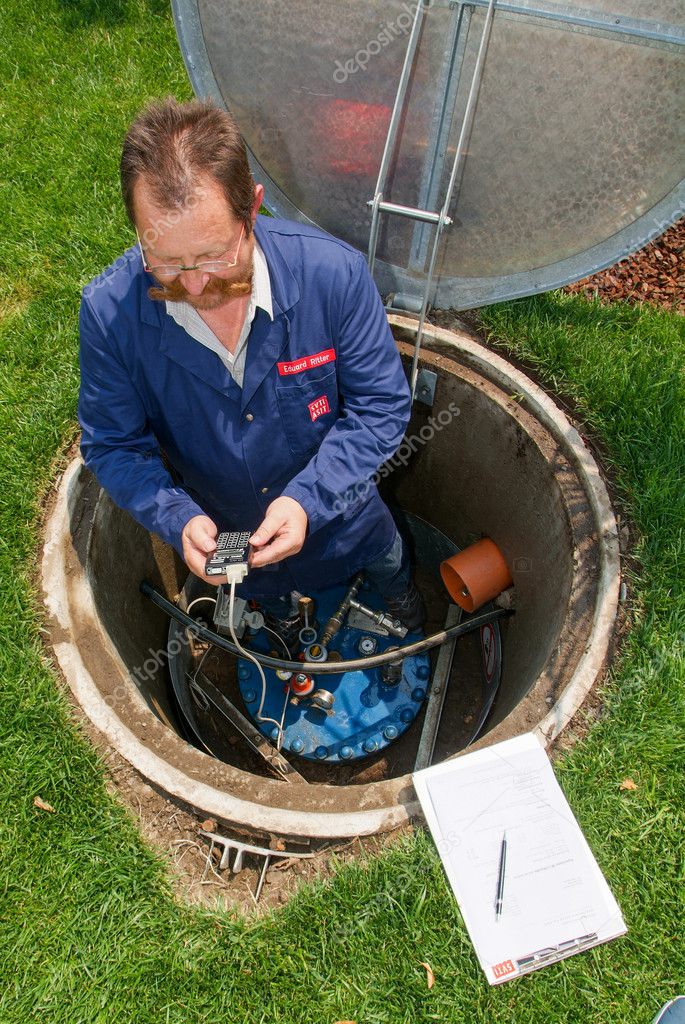 Técnico haciendo mantenimiento en un tanque de gas — Foto editorial de