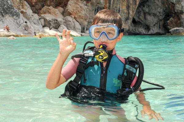 Enfant découvrir plongée sous-marine — Photo