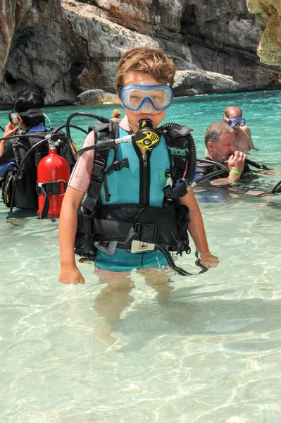 Enfant découvrir plongée sous-marine — Photo
