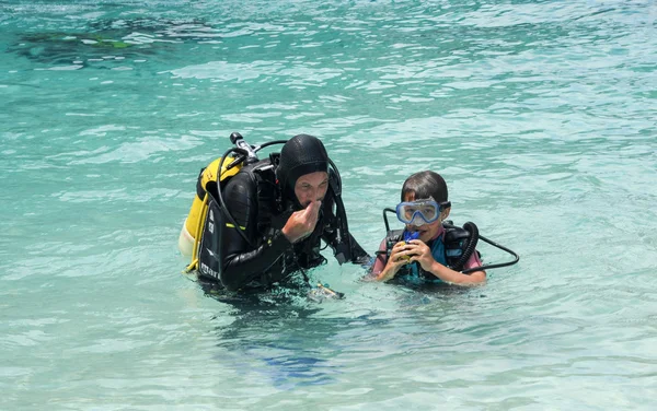 孩子发现水肺潜水 — 图库照片
