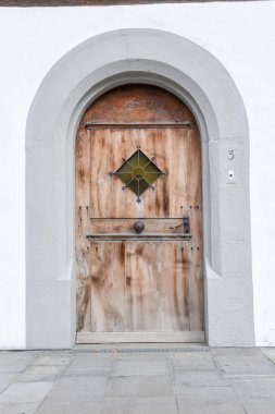 Sarnen bir evde eski kapı