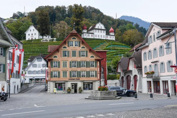 La place centrale de Sarnen dans les Alpes suisses — Photo