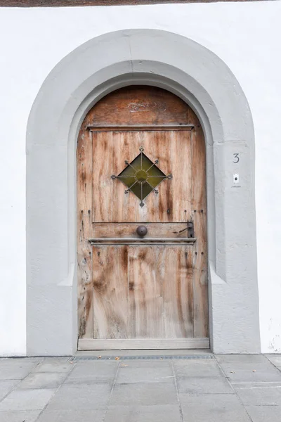 Porta velha de uma casa em Sarnen — Fotografia de Stock