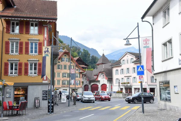 La plaza central de Sarnen en los Alpes suizos — Foto de Stock