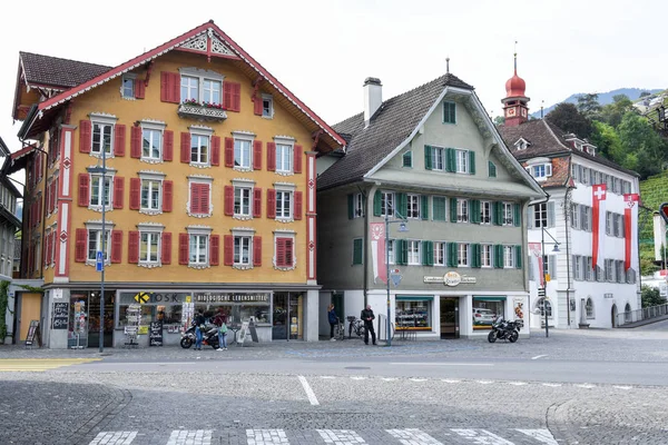 La plaza central de Sarnen en los Alpes suizos — Foto de Stock