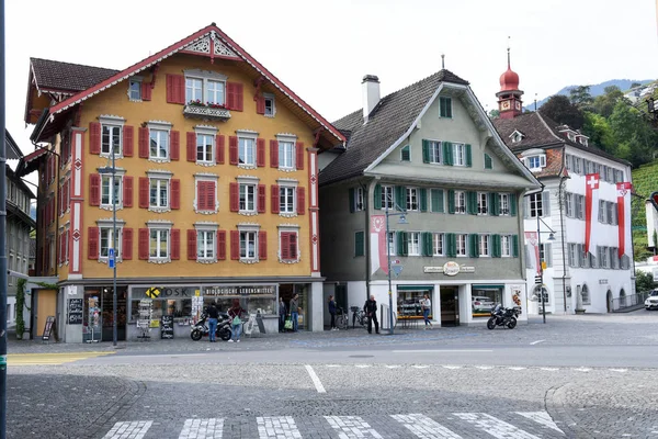 La plaza central de Sarnen en los Alpes suizos — Foto de Stock
