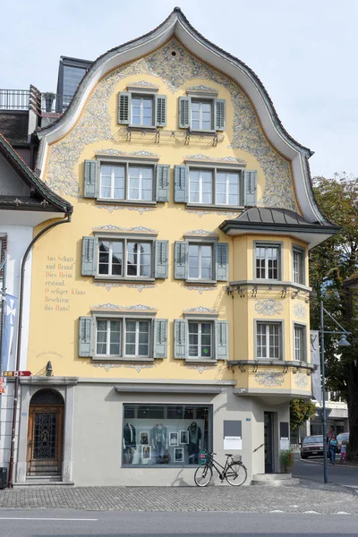 A praça central de Sarnen nos Alpes Suíços — Fotografia de Stock