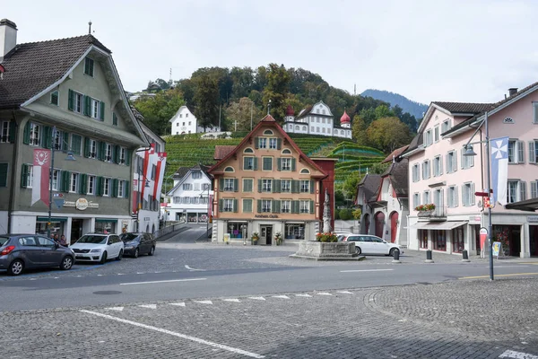 La plaza central de Sarnen en los Alpes suizos — Foto de Stock