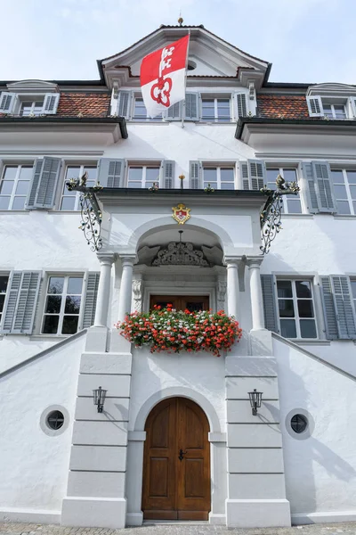 Mairie sur la place centrale de Sarnen dans les Alpes suisses — Photo