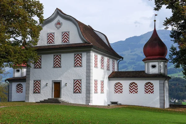 Antiguo castillo de Sarnen en los Alpes suizos —  Fotos de Stock
