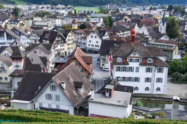 Vista general de la plaza central de Sarnen en los Alpes suizos — Foto de Stock