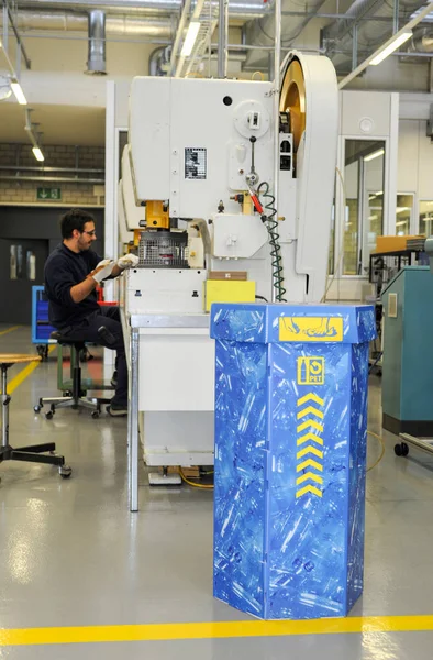 Hombre que trabaja en la sala de industria — Foto de Stock