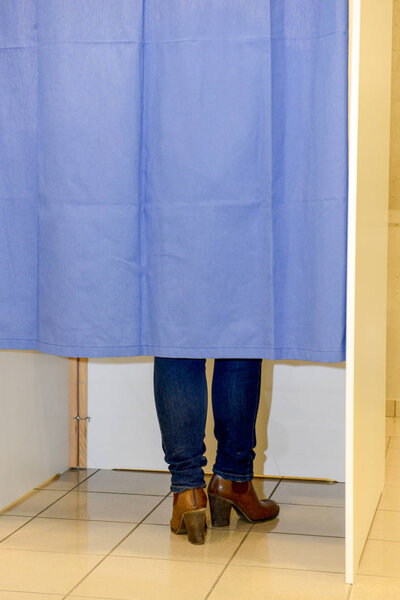 Кабинка для голосования с женщиной
