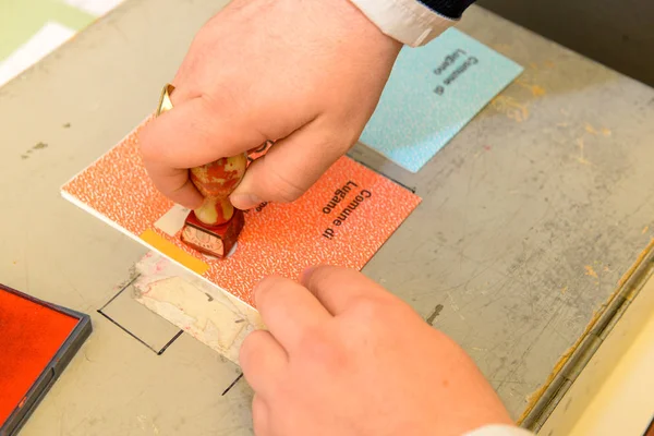 Hands validating voting ballot at election — Stock Photo, Image