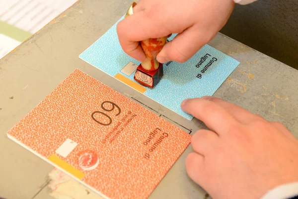 Hands validating voting ballot at election — Stock Photo, Image