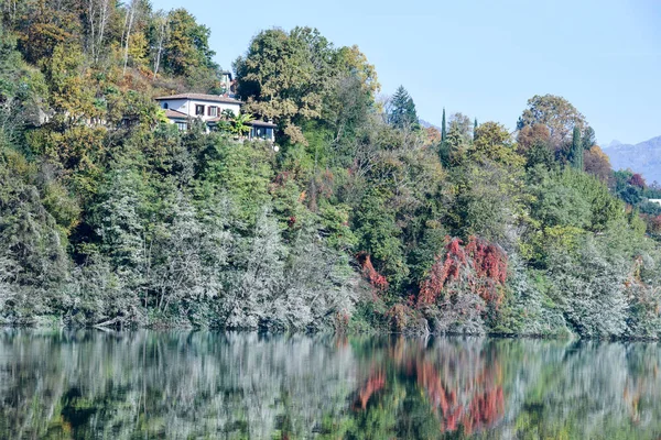 Dům na břehu jezera Muzzano — Stock fotografie