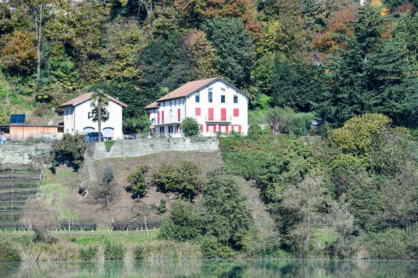湖边的 Muzzano 的两栋房子 — 图库照片