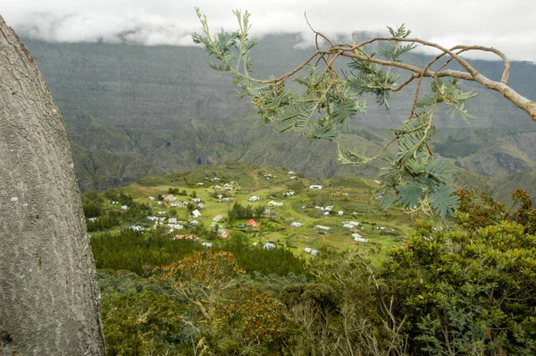 Aldeia de La Nouvelle no circo de Mafate — Fotografia de Stock