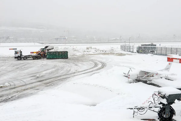 Aeropuerto Lugano Agno bajo la nieve — Foto de Stock