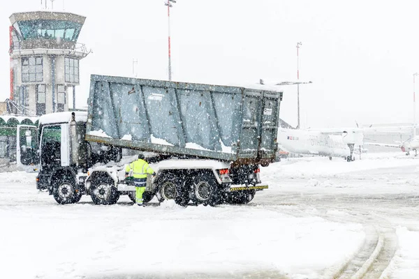 Aeropuerto Lugano Agno bajo la nieve — Foto de Stock