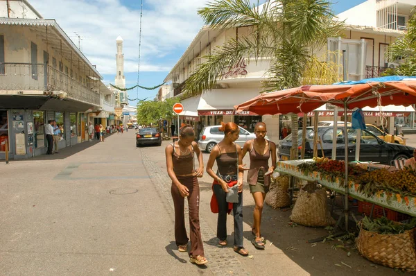 Personas en el centro de Saint Denis — Foto de Stock