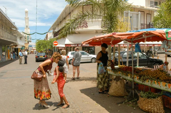 Rue piétonne dans le centre de Saint Denis — Photo