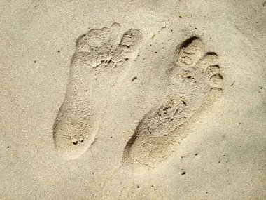 iki insan ayak izleri