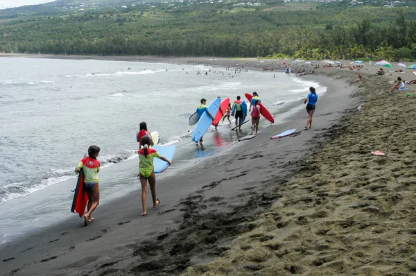 People walking on the beach — Stock Photo, Image