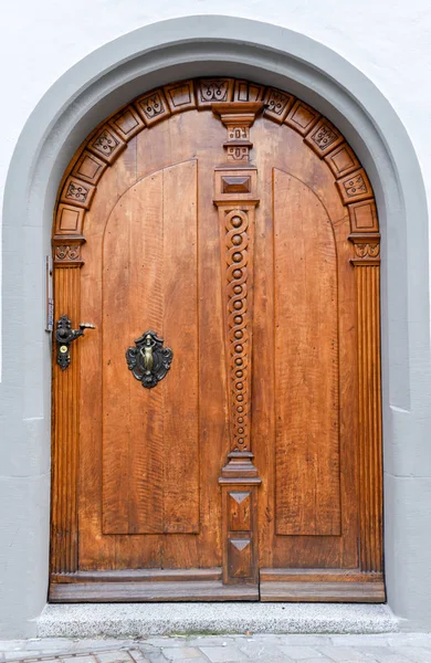 Old elegant wodden door closed — Stock Photo, Image