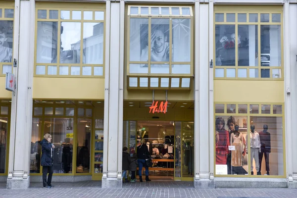 Tienda de ropa de moda H & M en el centro comercial —  Fotos de Stock