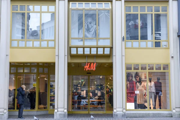 H & M Módní oděvy obchod na mall — Stock fotografie