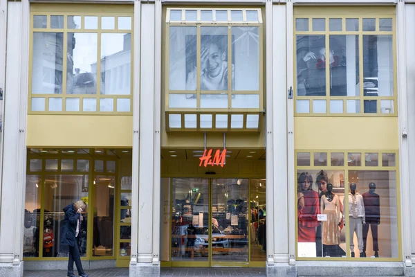 H & M fashion kläder butik — Stockfoto