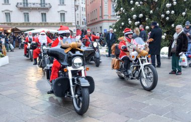Noel geçit töreni kim bir motosiklet sürücüsü Santa kipi