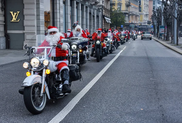 Desfile de Natal de Papai Noel que dirigem uma motocicleta — Fotografia de Stock