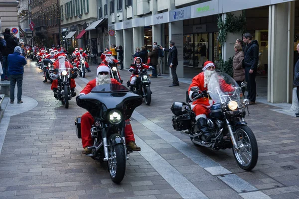 Noel geçit töreni kim bir motosiklet sürücüsü Santa kipi