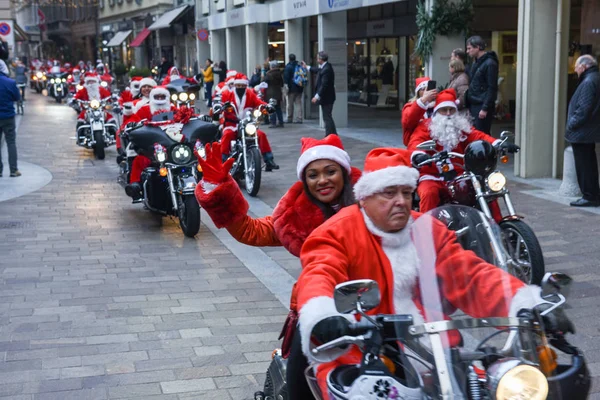 Desfile de Navidad de Santa Claus que conducen una motocicleta —  Fotos de Stock