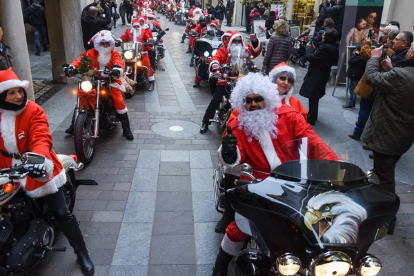 オートバイを運転したサンタ クロースのクリスマス パレード — ストック写真