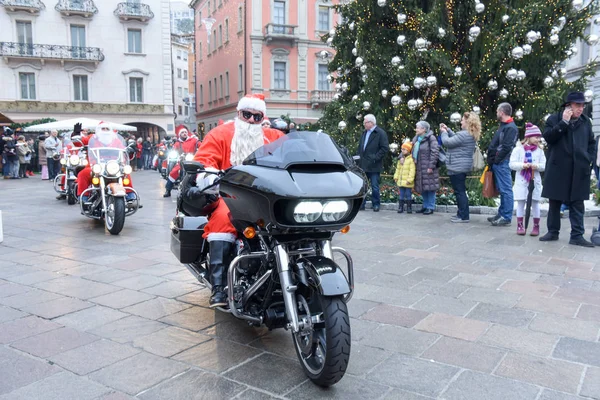 Desfile de Natal de Papai Noel que dirigem uma motocicleta — Fotografia de Stock
