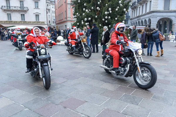 Sfilata di Natale di Babbo Natale Clausole che guidano una moto — Foto Stock