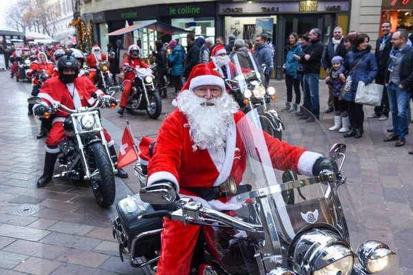 Desfile de Natal de Papai Noel que dirigem uma motocicleta — Fotografia de Stock