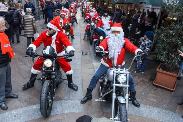 Desfile de Navidad de Santa Claus que conducen una motocicleta —  Fotos de Stock