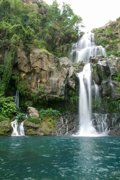 Les Cormorans waterval — Stockfoto