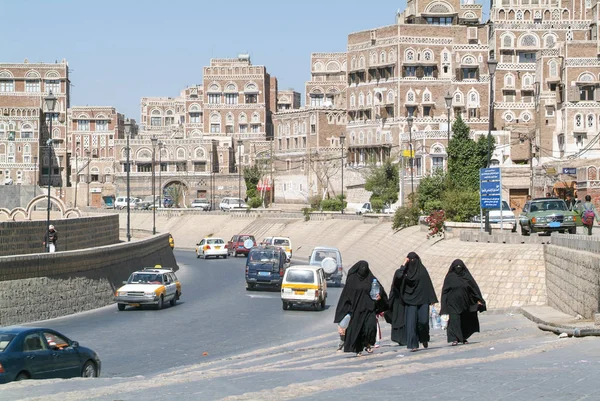 Women wearing the burqa and walking — Stock Photo, Image
