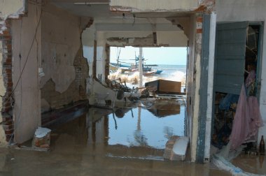Tsunami Hikkaduwa Sri Lanka, sonra enkaz
