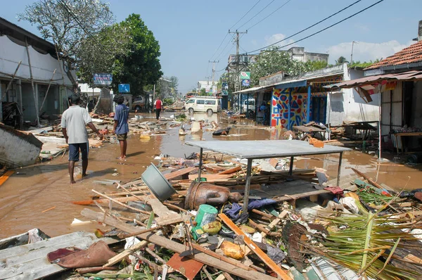 People walking on the debris after the tsunami at Hikkaduwa — Stock Photo, Image