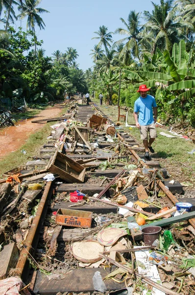 Ludzie chodzą na gruz po tsunami w mieście Hikkaduwa — Zdjęcie stockowe