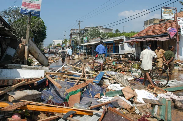 Gente caminando sobre los escombros después del tsunami en Hikkaduwa — Foto de Stock