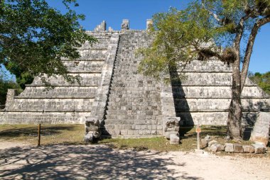 Chichen Itza arkeolojik yerinde Maya piramit
