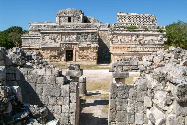 Edificio de las Monjas en la ciudad maya Chichén Itzá — Foto de Stock