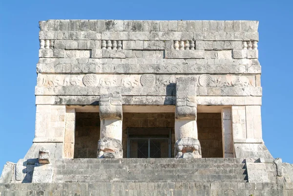 Pirámide maya de Jaguares en Chichén Itzá — Foto de Stock